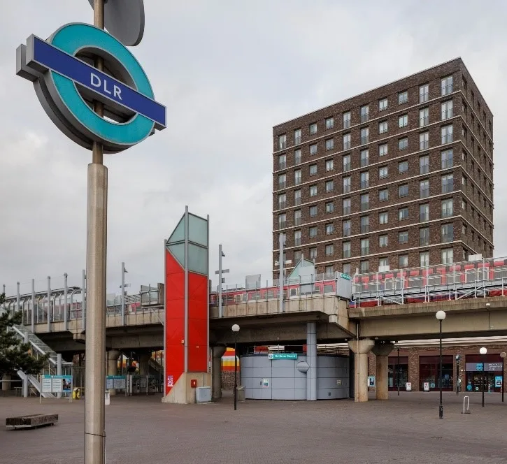 碼頭區輕軌鐵路（英語：Docklands Light Railway，縮寫DLR）