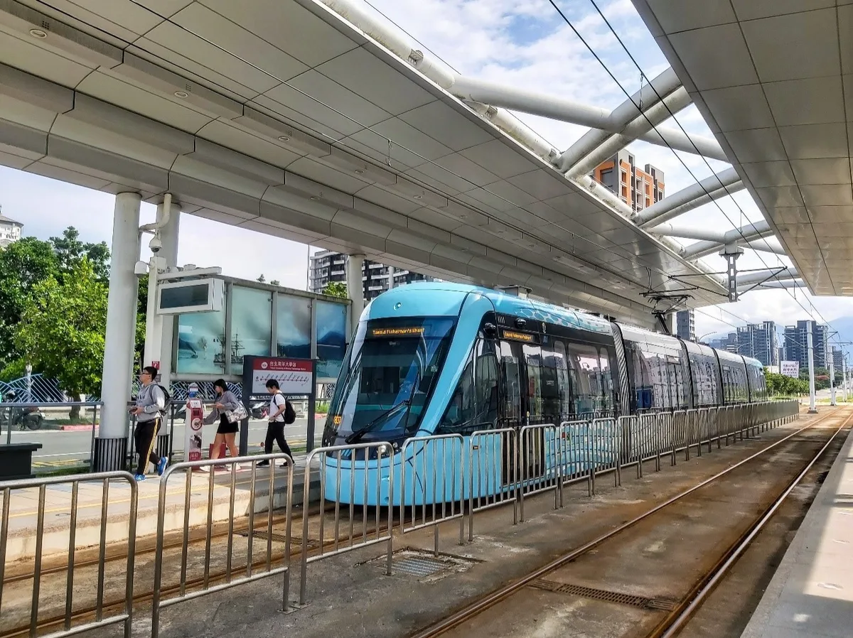 停靠中的淡海輕軌列車