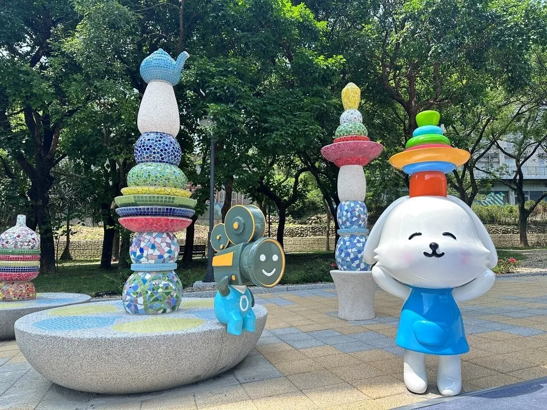 小淘氣及卡麥啦開始奇幻冒險旅程