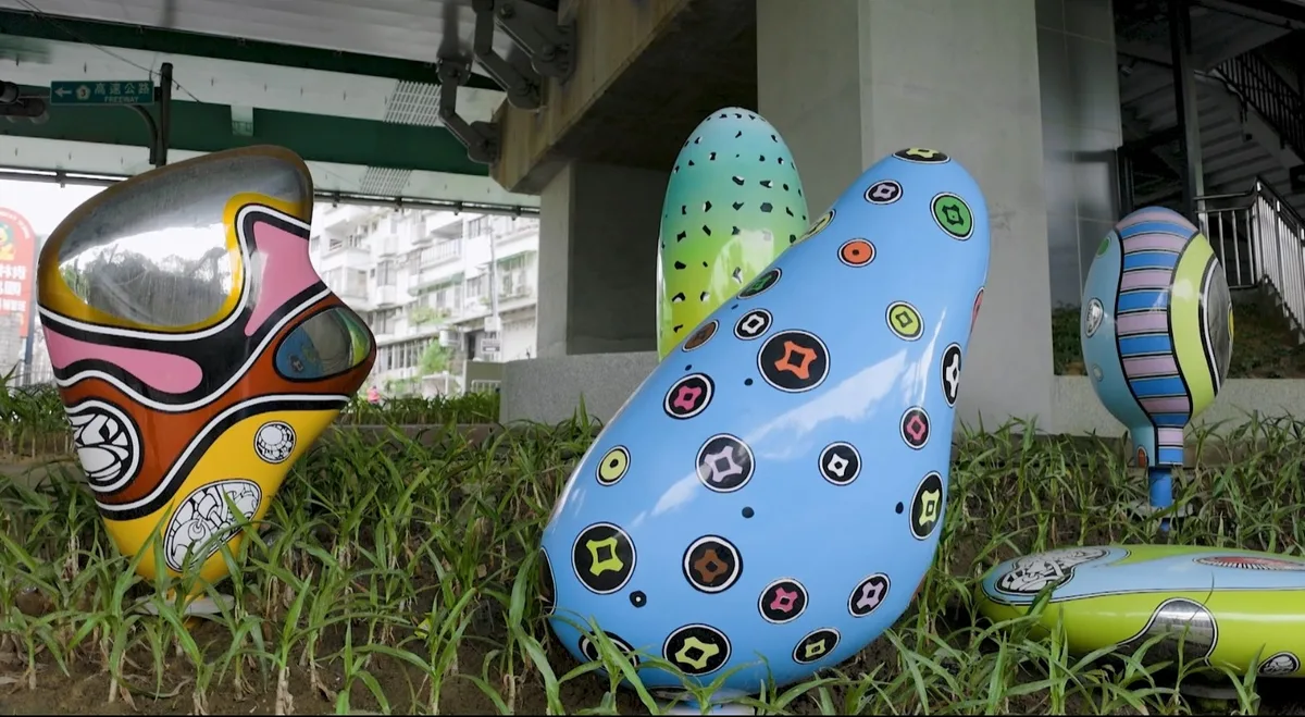 安坑輕軌玫瑰中國站(K2)《星宇安坑》作品位於車站下方植草區域(白天模式)