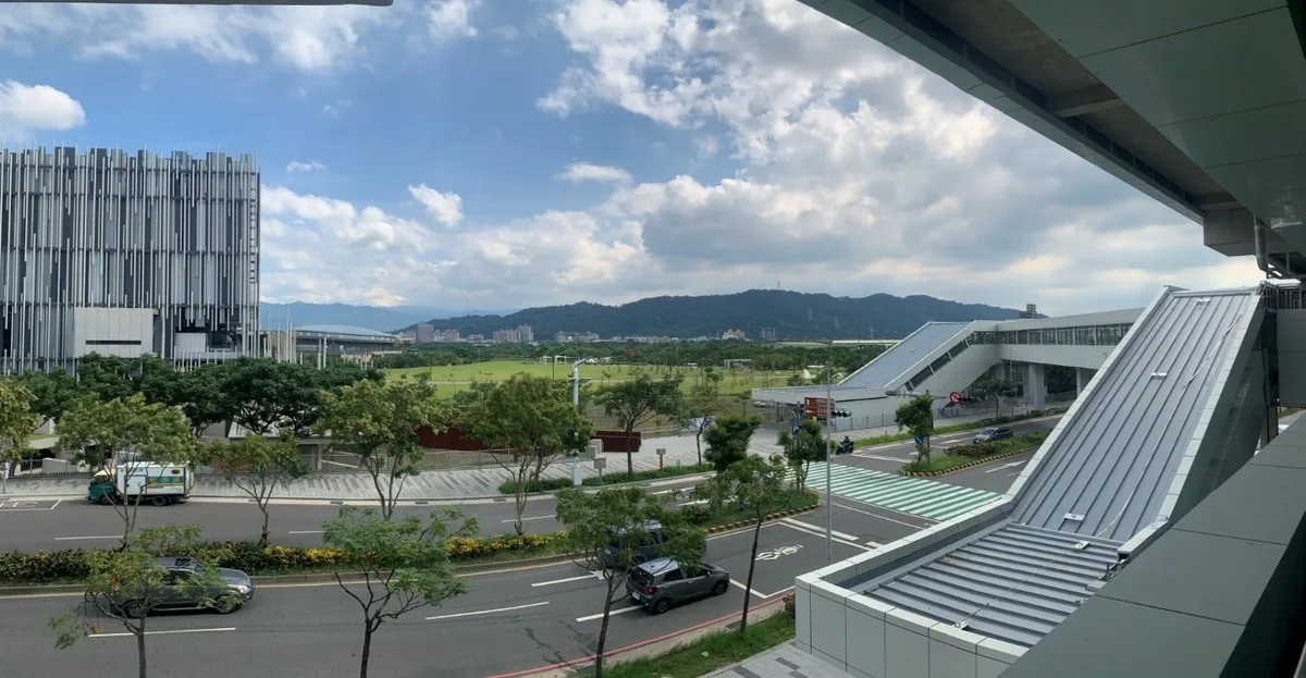 ▲圖1：新北美術館(左)捷運三鶯線鶯歌站連通道(右)與地面層實景圖