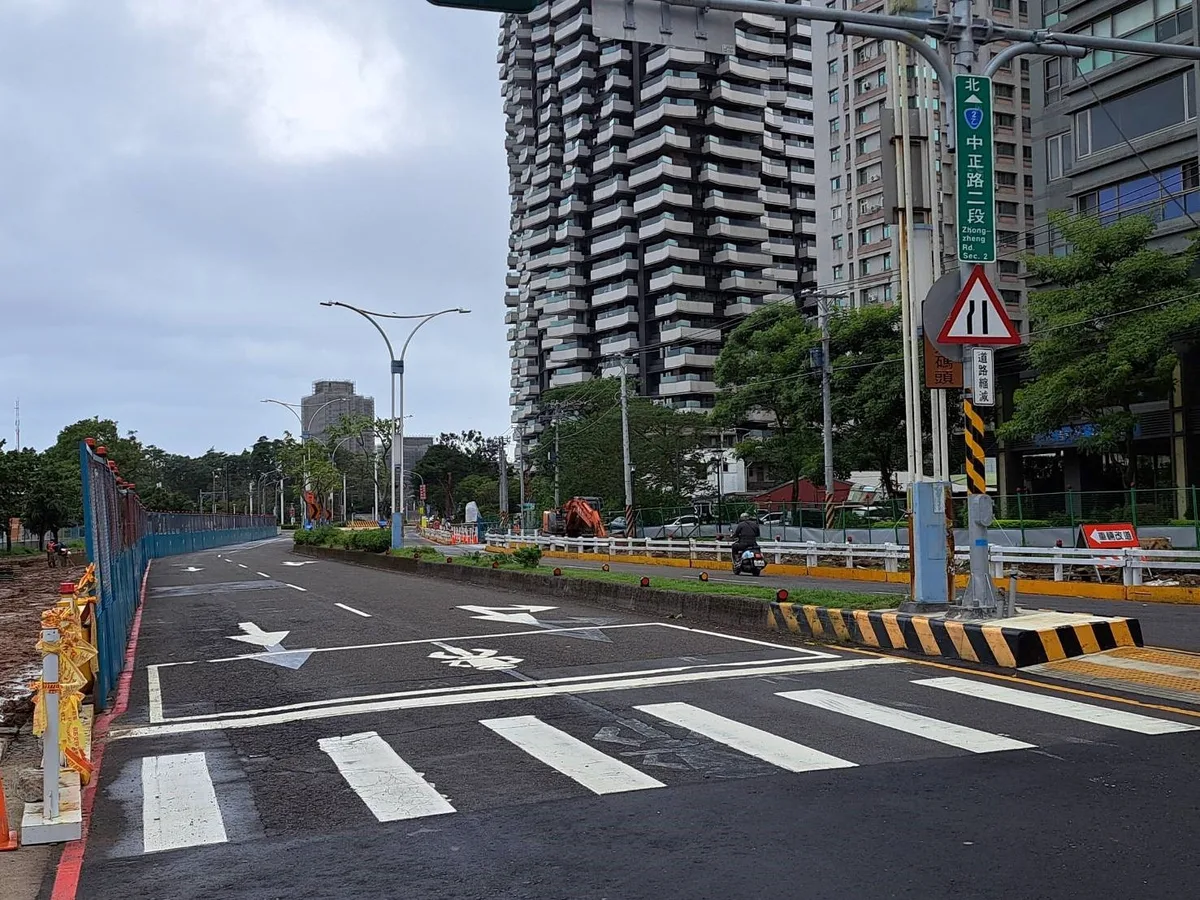 圍籬設置地點：中正路二段與沙崙路口至中正路二段52巷口(右側為型鋼護欄)