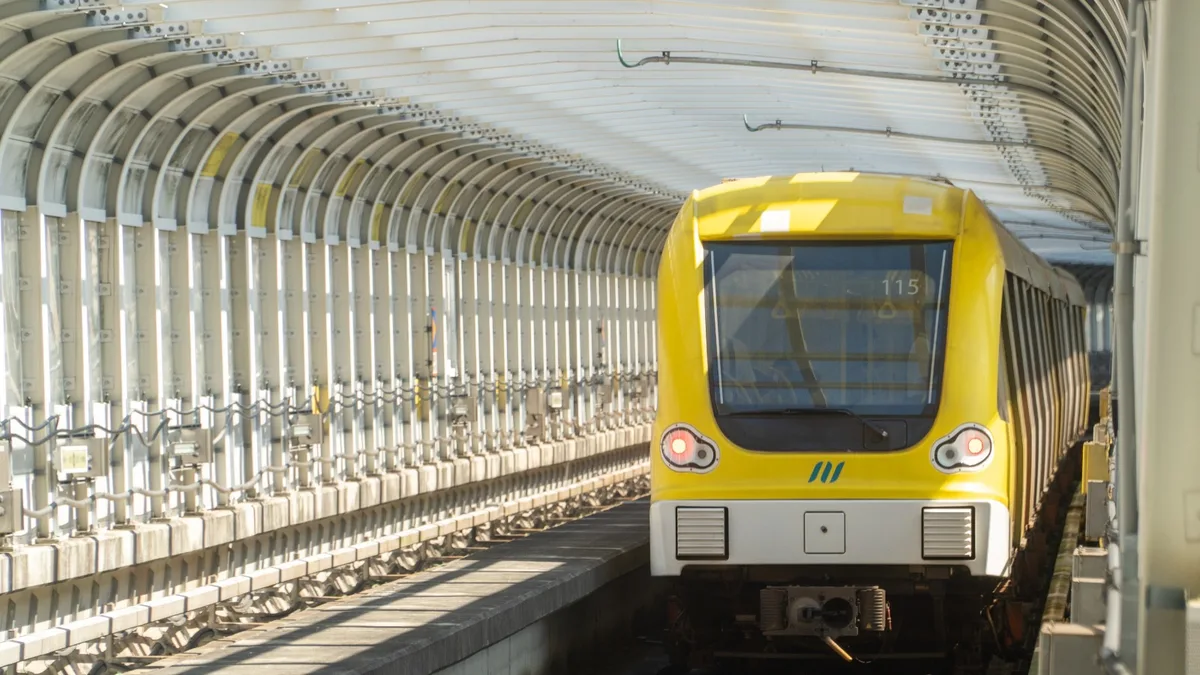駛中環狀線列車