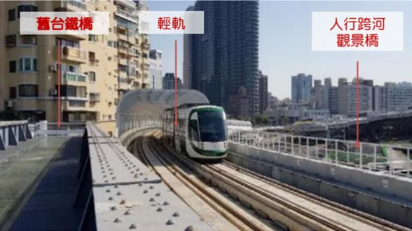 高雄輕軌「愛河橋」將原有的舊台鐵橋納入新橋結構中，延續城市記憶。