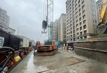 混凝土澆置達樁頂預定高程，機具退場並覆蓋鐵板完成作業