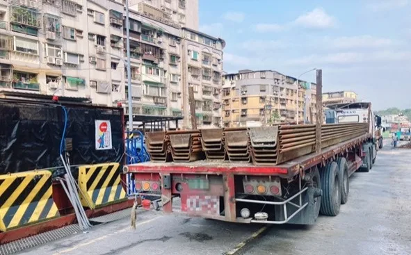 鋼板樁進場(監造查驗鋼板樁是否符合設計長度需求)，同步進行現場整地工作。