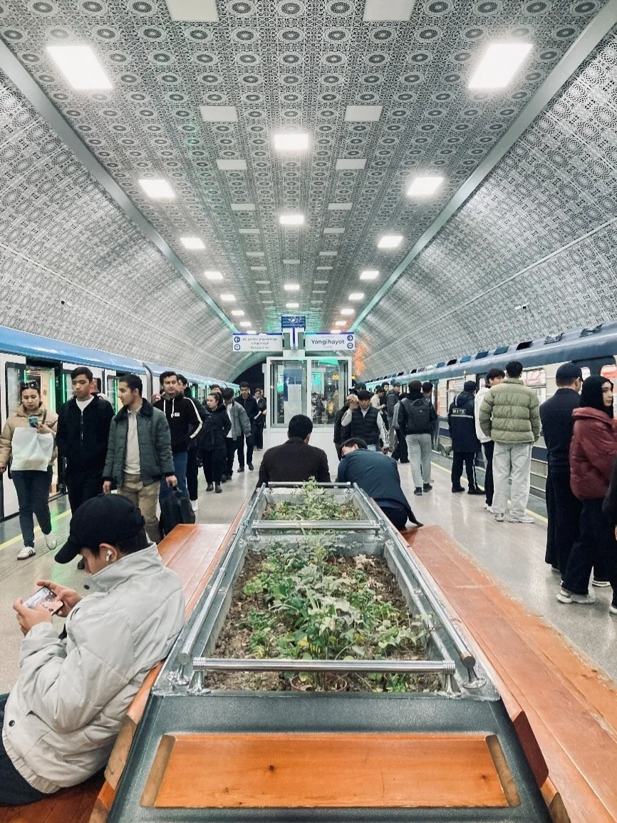 ▲ Qipchoq車站係環狀線(黃線) 與Chilonzor線(紅線)的轉乘站，於2020年開始營運。預計到2030年，總車站數達到79站，總里程數到