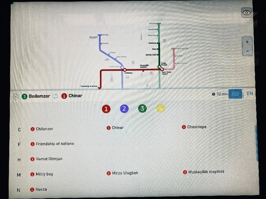 ▲ 新型列車上配有資訊查詢系統，在觸碰式螢幕上選擇起訖站，便能提供轉乘方式及搭乘時間等資訊。