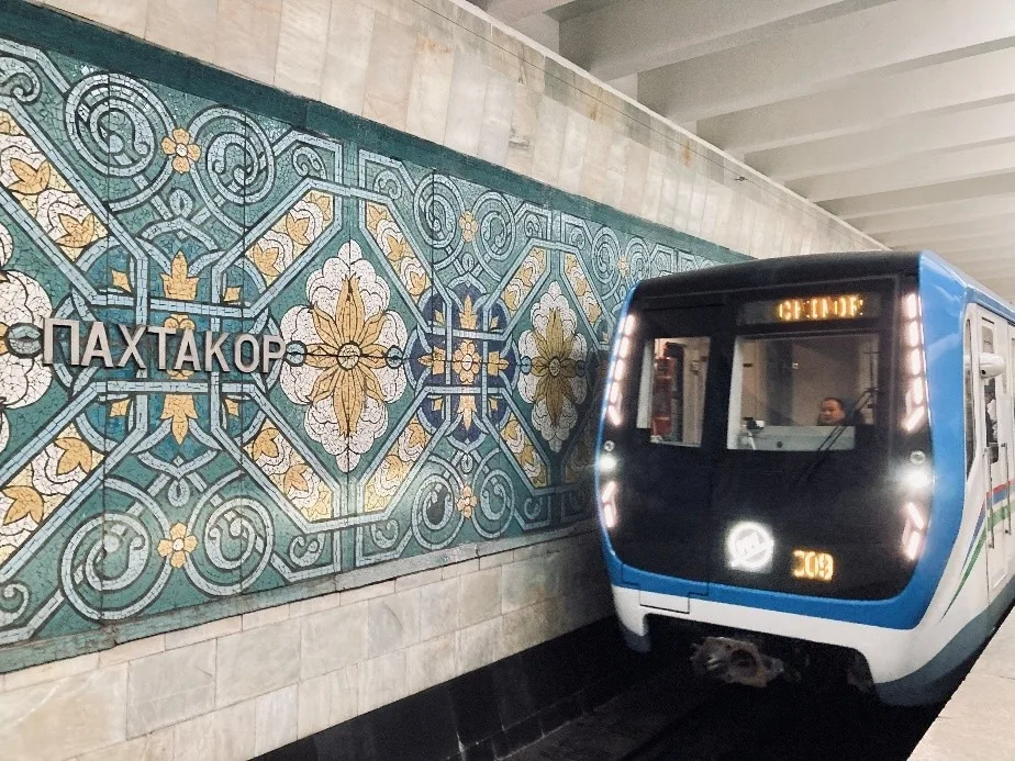 ▲ Paxtakor車站具伊斯蘭幾何風格之彩繪