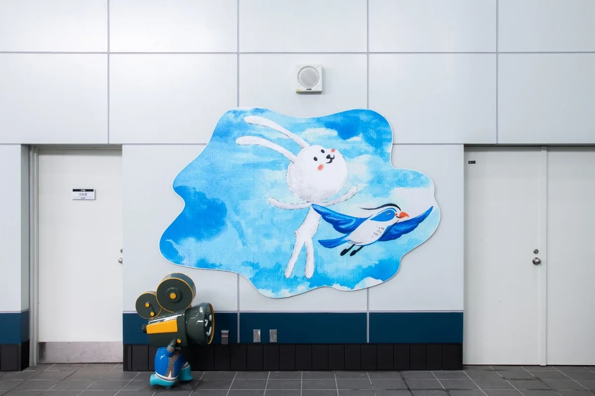 《時光行旅 - 橫溪站》作品位於站體地面層一樓 / 站長室外側牆面（作者：林昭慶總監）