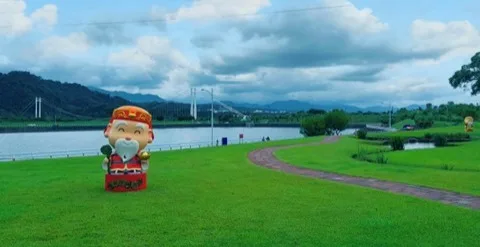 ▲封面主圖：在七張福德宮遠眺中庄吊橋