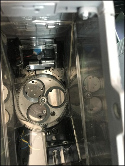 (單程票代幣售票機零錢投入孔及內部分類系統照片，