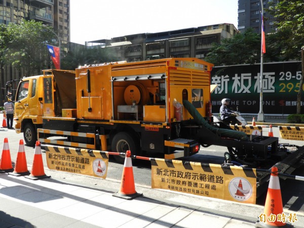 (熱再生修補車施工進行圖)