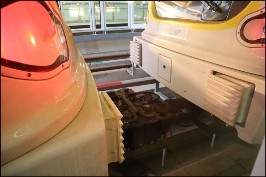 (「八車連結」將事故車推回機廠，