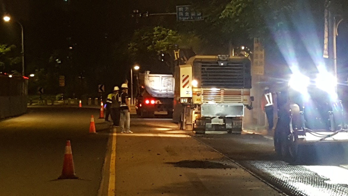 （圖說：三峽區學成路段道路銑鋪作業-舊有路面刨除）