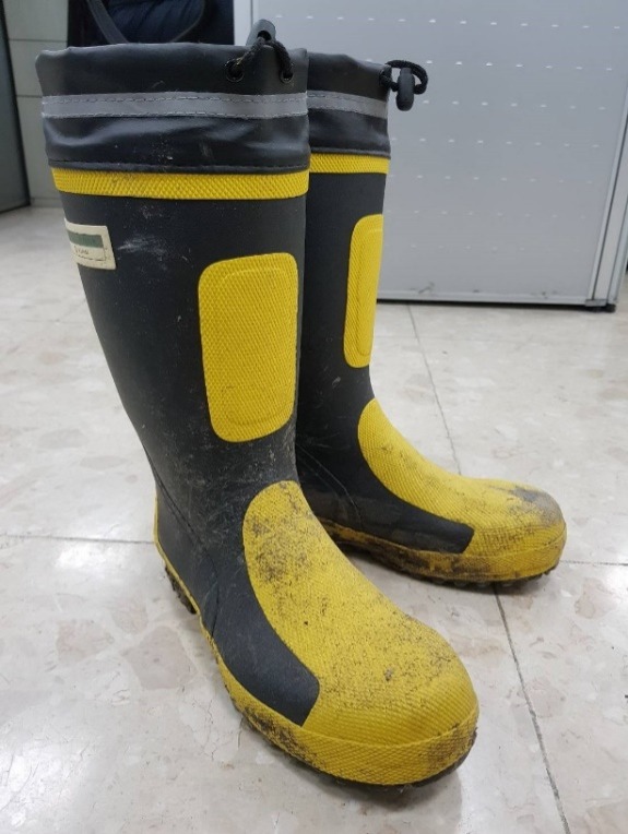 鋼頭反光雨鞋