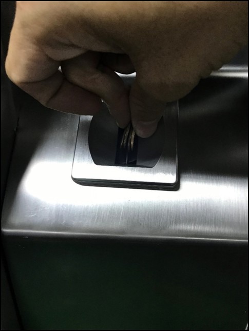(單程票代幣售票機內部照片，