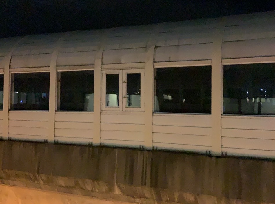 軌道逃生門