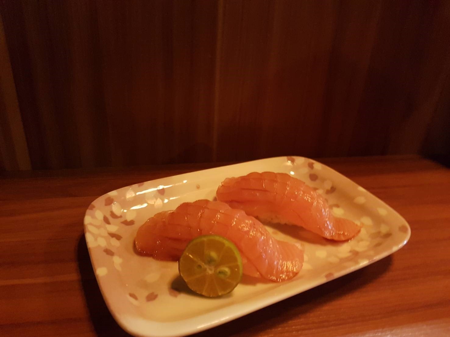 新鮮的鮭魚握壽司