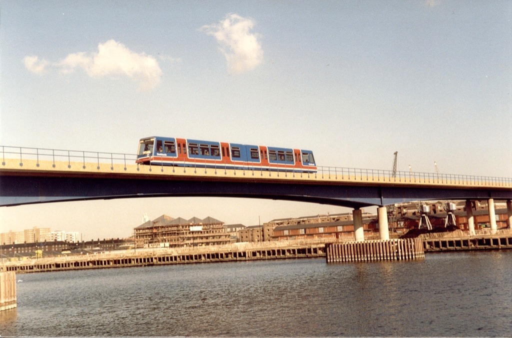 ▲第一代輕鐵列車駛過跨越西印度船塢的大橋（1987年9月）