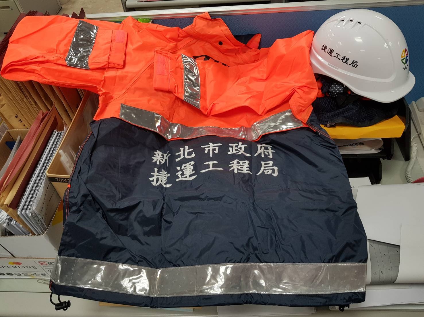 長袖反光背心與安全帽