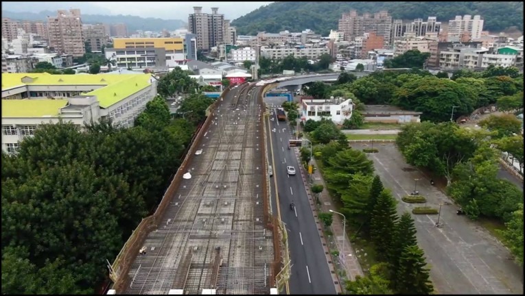 (三峽區學成路橋面版施工現況，