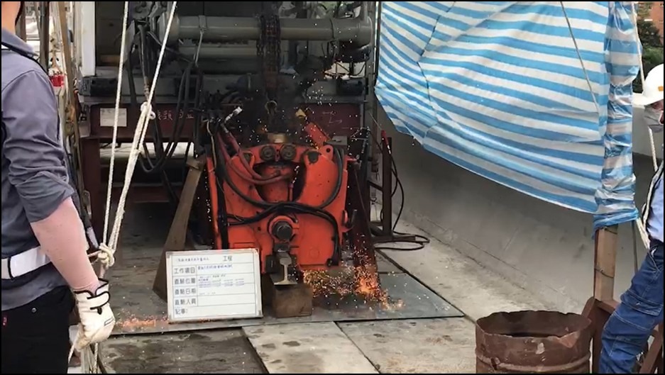 (銲接機銲接鋼軌，