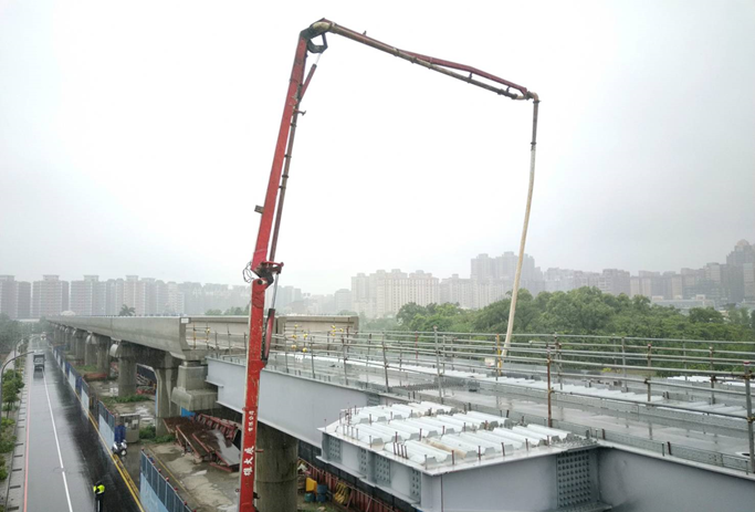 (澆置混凝土。利用混凝土壓送車將混凝土澆置於鋼箱梁內，