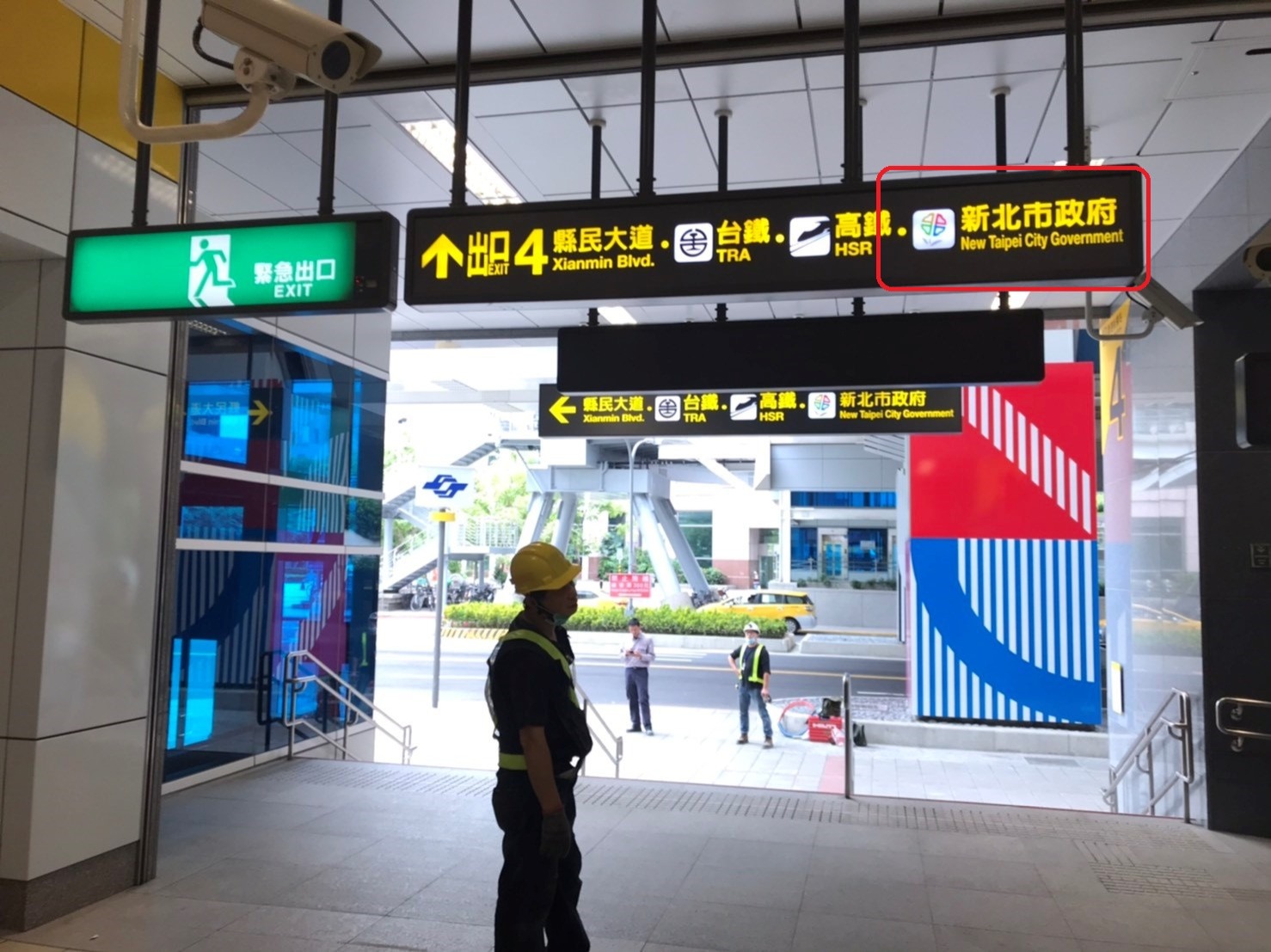 新北環狀線板橋站地面層4號出口新增「新北市政府」指標牌面