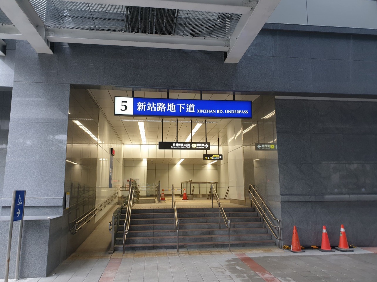 (環狀線前往板南線之站內轉乘入口)