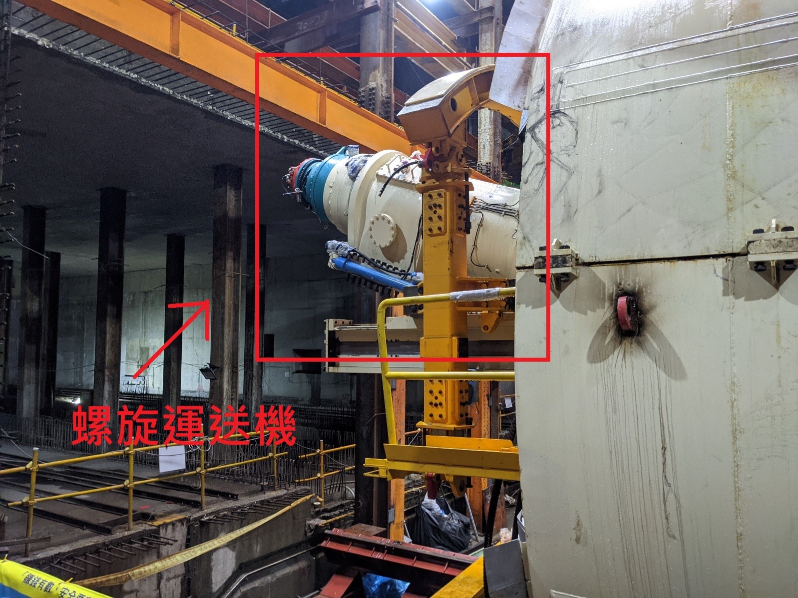 螺旋輸送機背後會架設輸送帶以及台車（圖中可見台車軌道）將砂土運送至地面