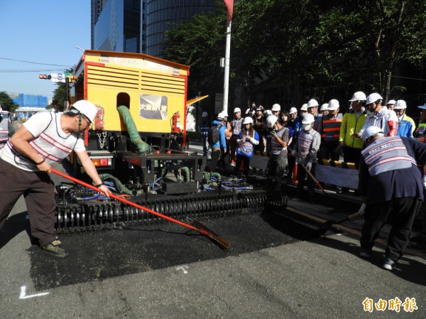 (熱再生修補車施工進行圖)