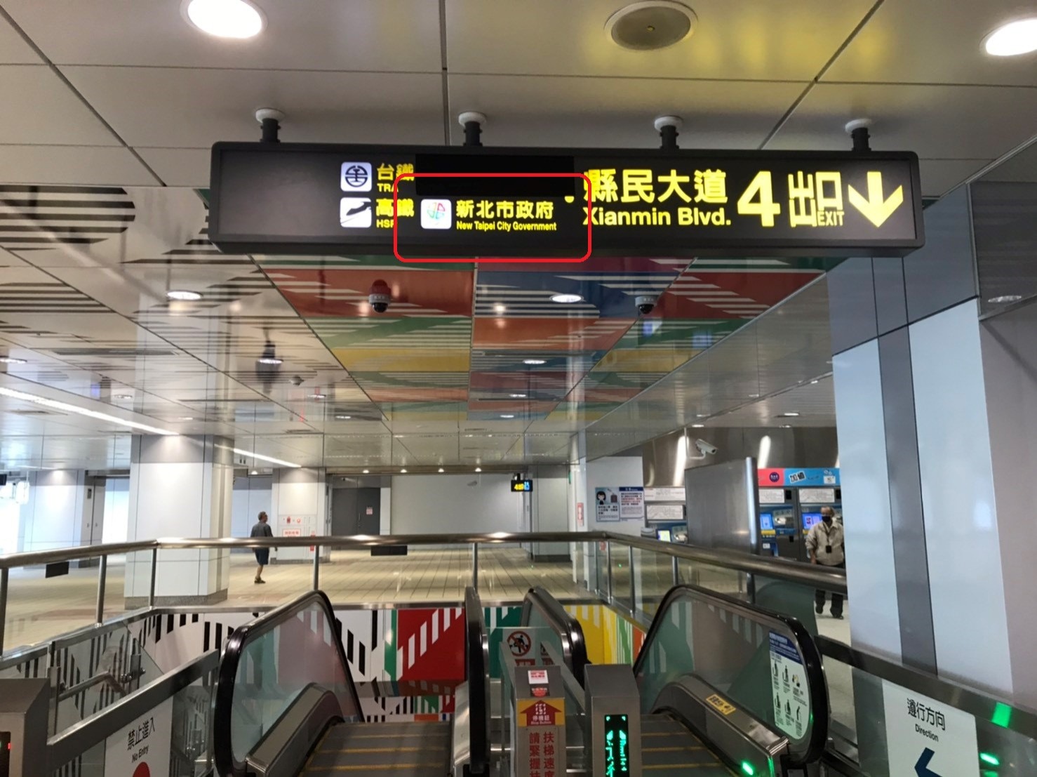 新北環狀線板橋站月台層4號出口方向新增「新北市政府」指標牌面