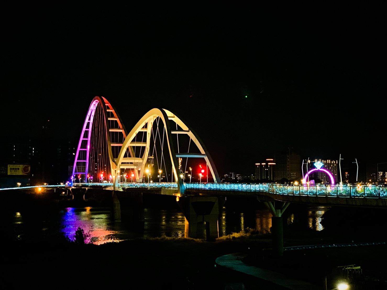 夜晚的新月橋加上燈光點綴，浪漫加分