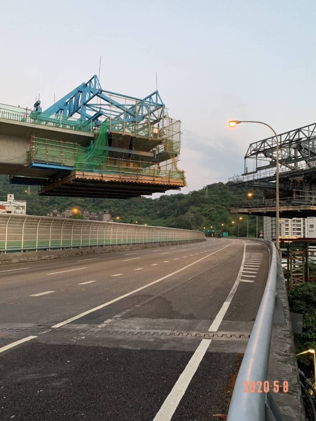跨越國道懸臂工作車安全防護外觀