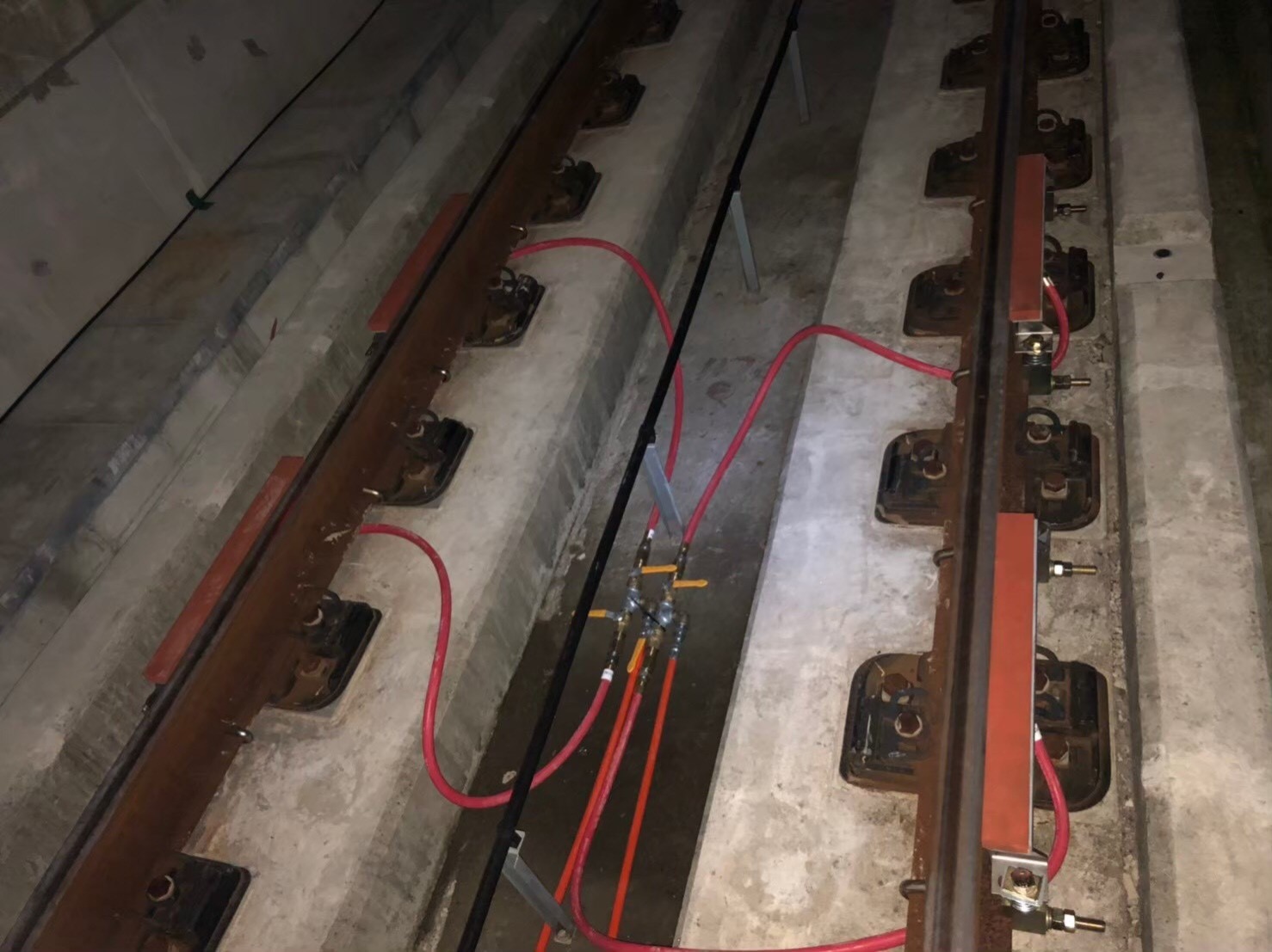軌道自動潤滑設備裝設完成照片