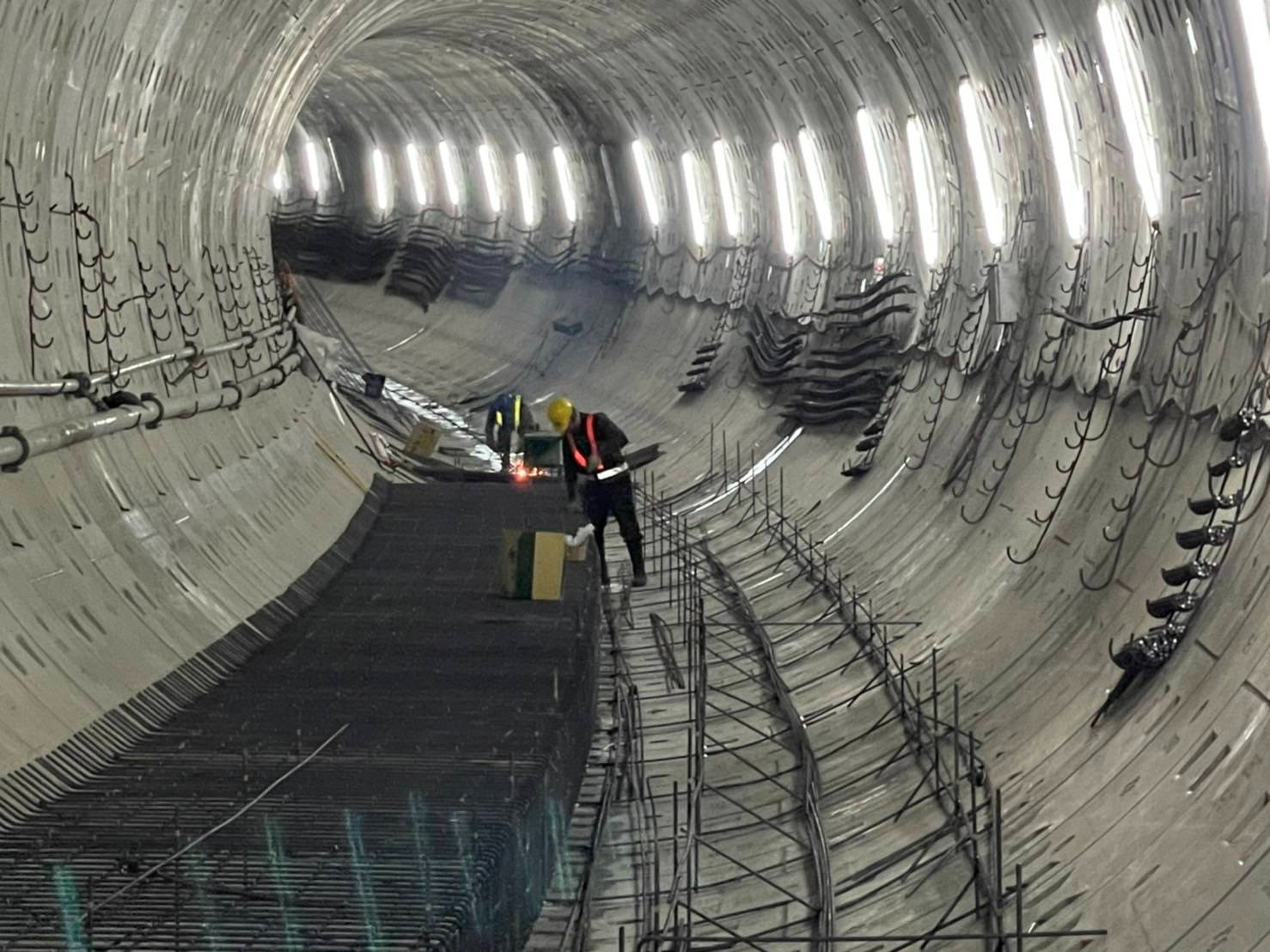 潛盾隧道仰拱鋼筋作業中