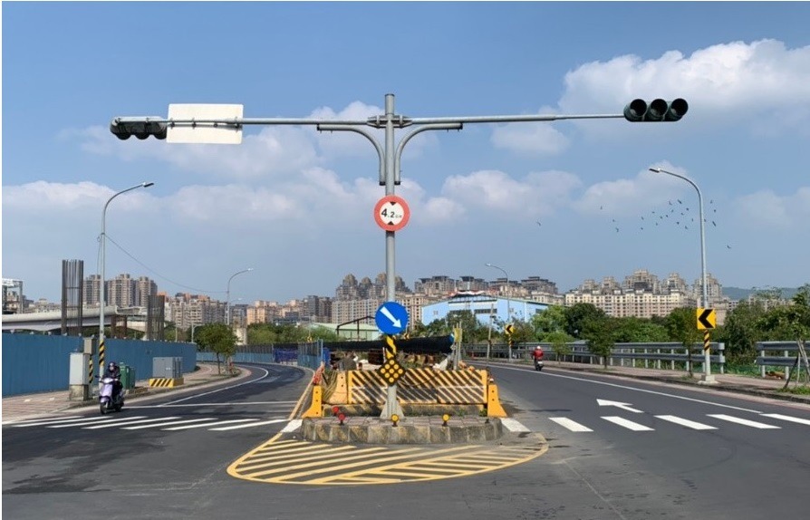 龍埔路中央分隔島標誌