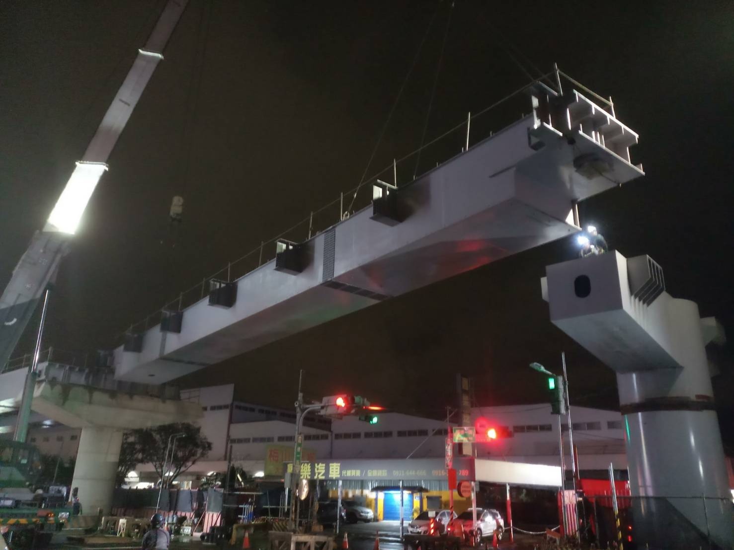吊梁作業進行中