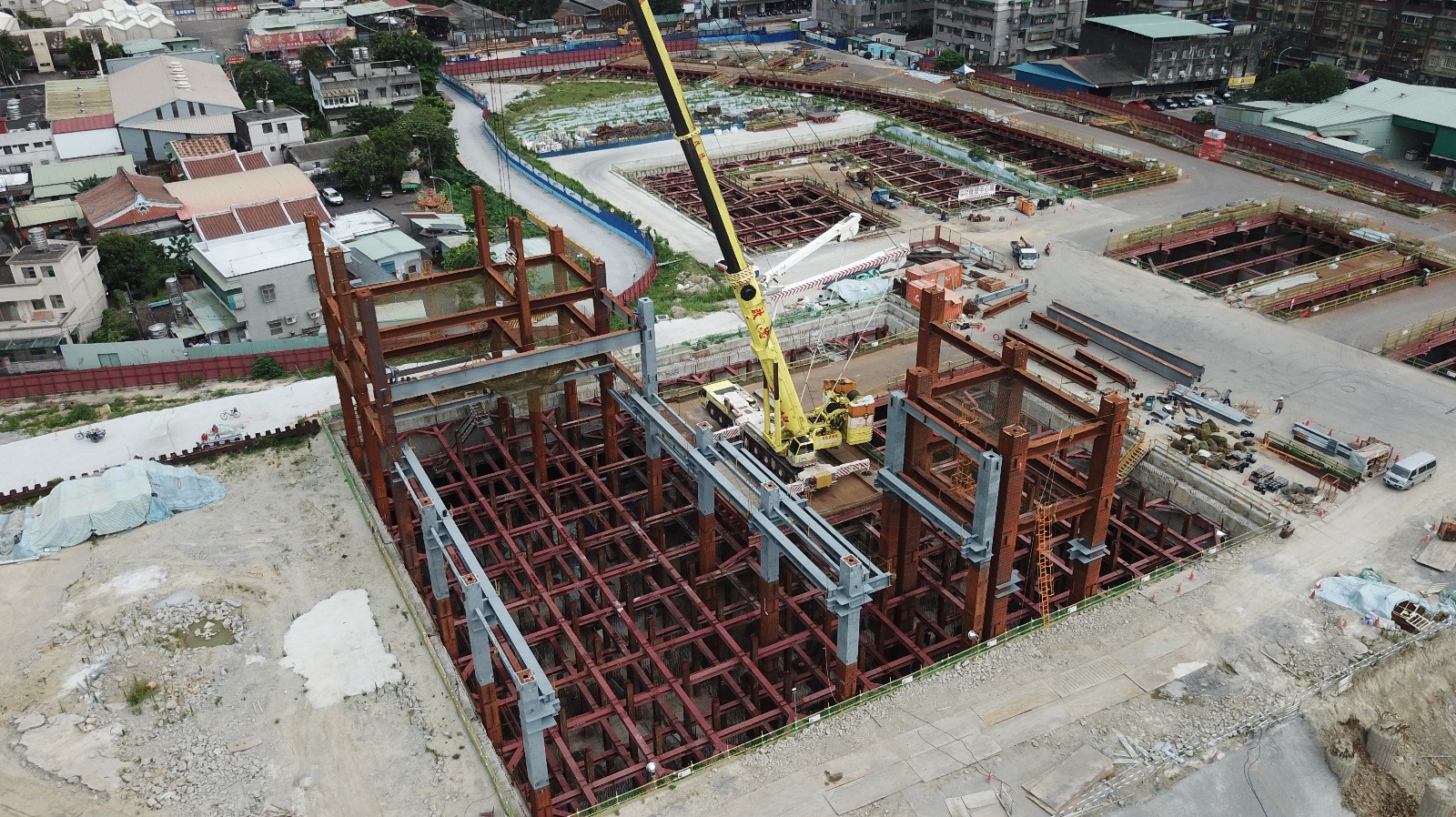維修工廠區域開始進行鋼構吊裝