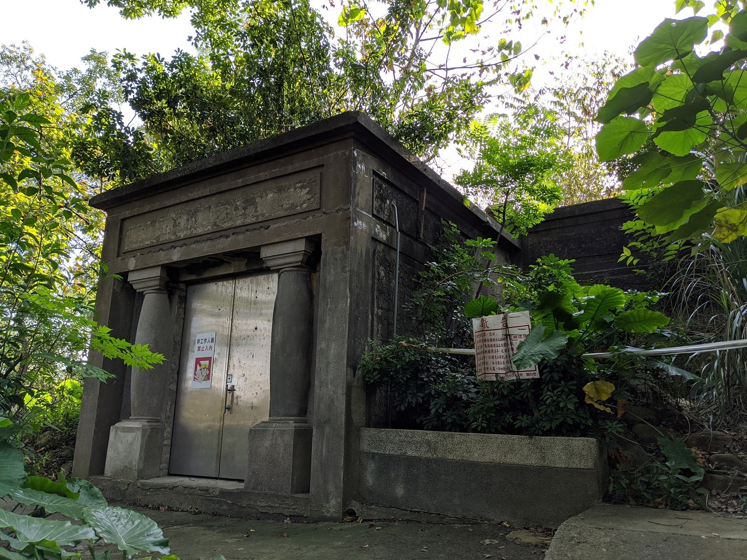 瑞穗配水池本體，仿托斯卡納柱是入口的最大特色