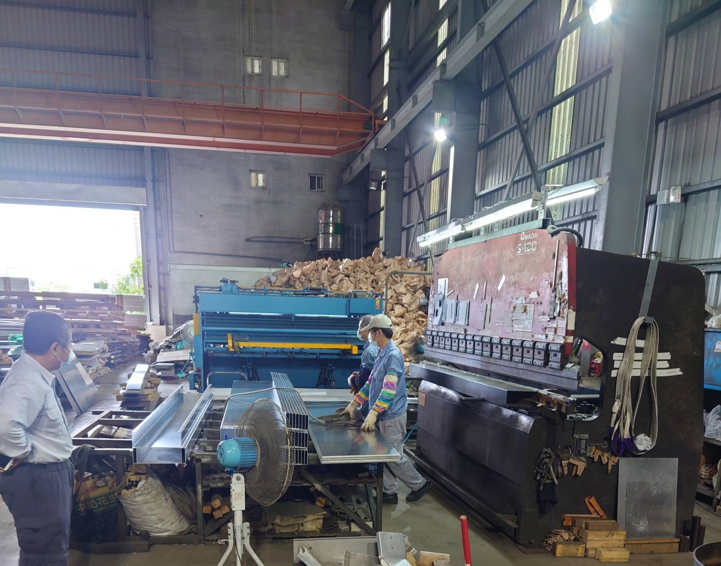 電纜線槽架製作過程-密閉線槽成型作業