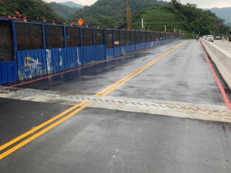 🔺新安泰路高架橋面鋸齒型伸縮縫