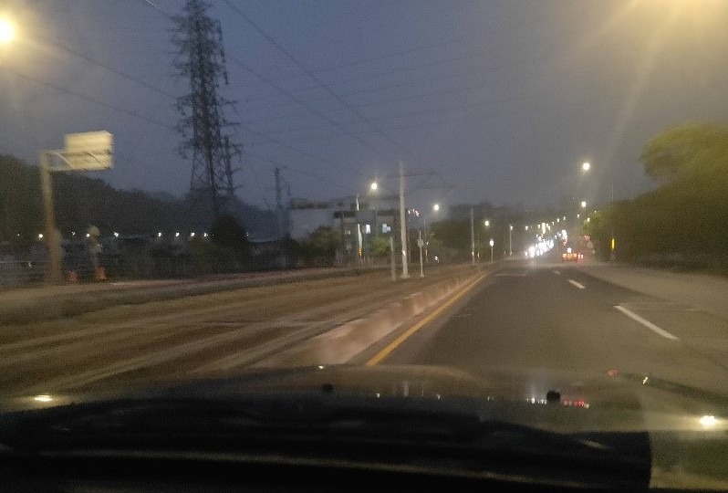 夜間行車，中央分隔導無反光導標
