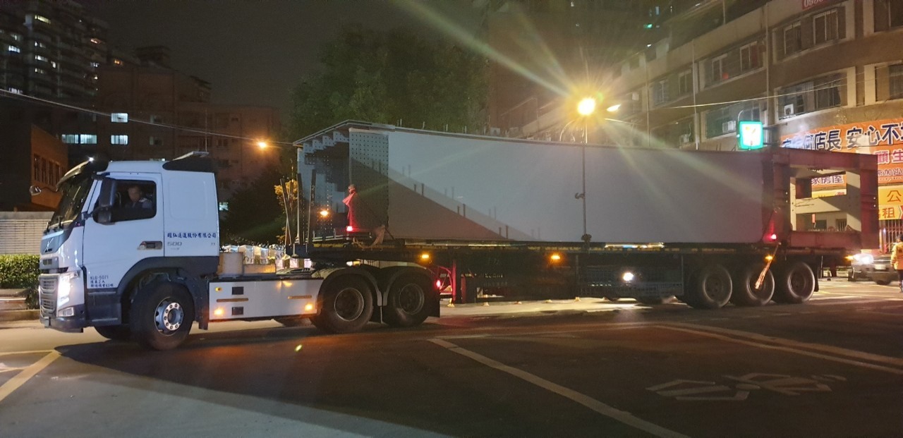 拖板車將鋼箱梁構件送到吊裝現場