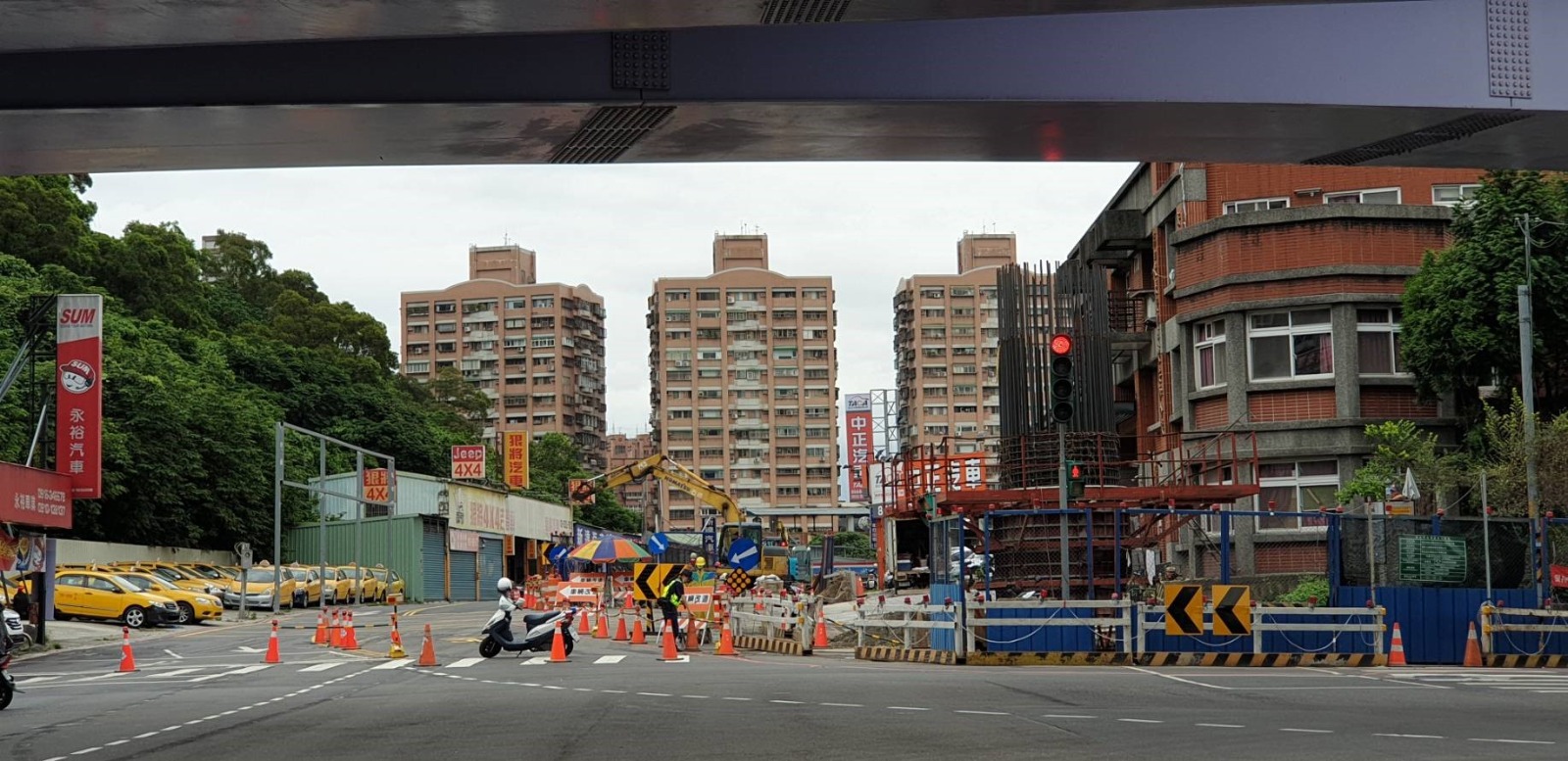 道路緊急封閉，員警義交協助引導車輛配合改道