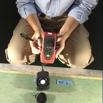 照度計量測緊急照明之車門出口處地板光照度實際數值
