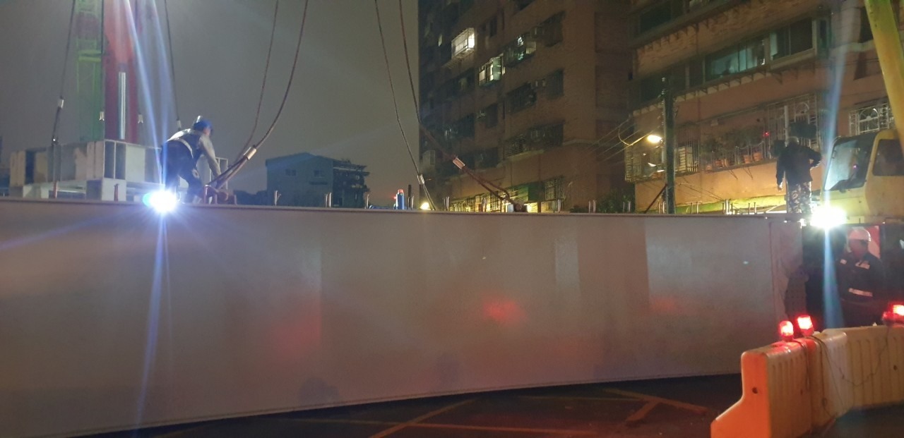 施工人員將吊車之吊裝鋼索與鋼箱梁吊耳扣牢