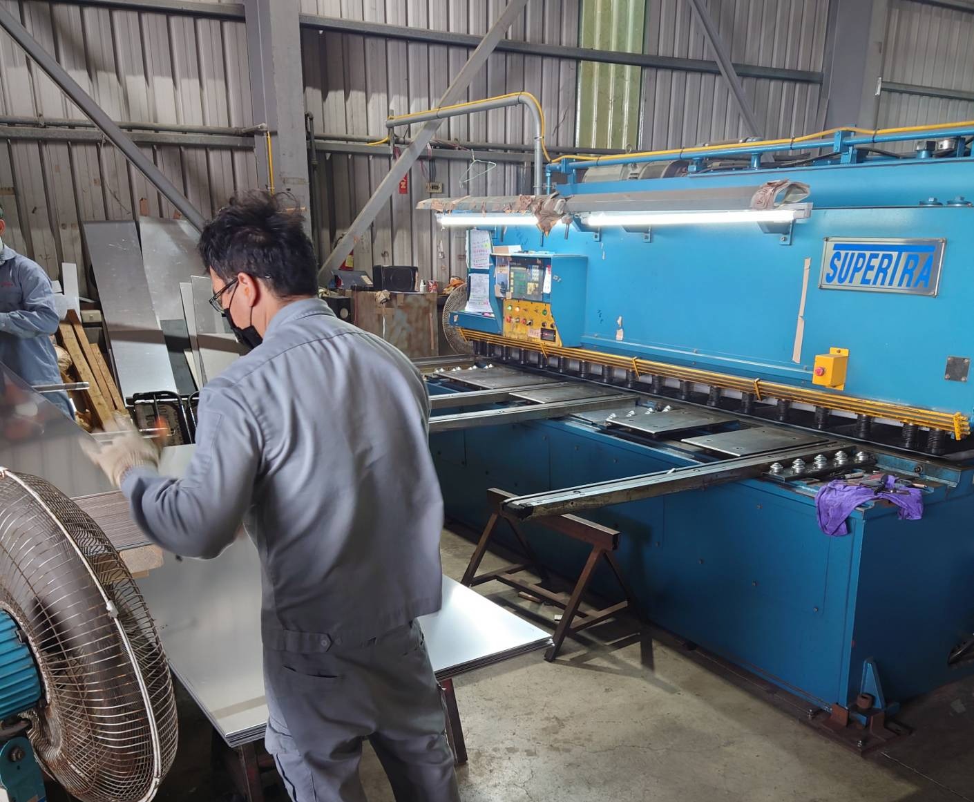 電纜線槽架製作過程-線槽板料裁剪作業