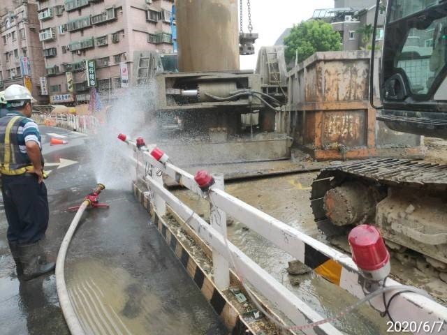 消防人員到場進行灑水警戒，避免引發火災事故